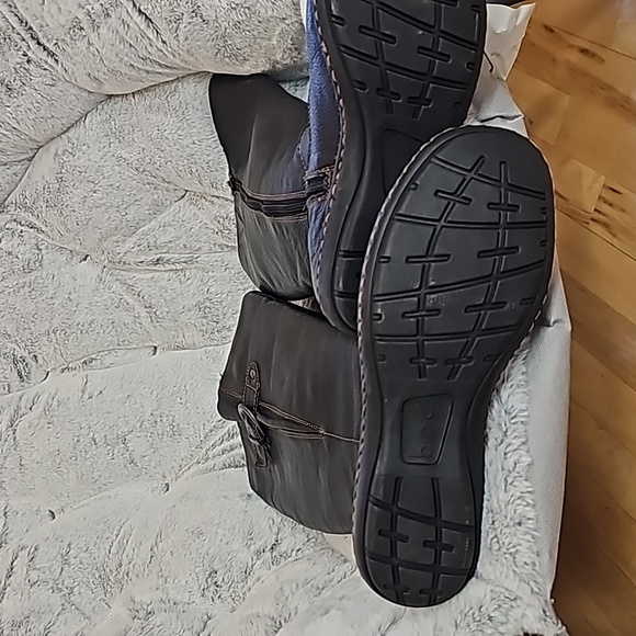 Barely worn pair of b.o.c boots! These are clean and classic. Size 7 - Picture 3 of 9
